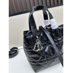 2025年5月29日入荷新作Dior Toujours Christian Dior Paris CD LockD.I.O.R. SIZE:16 x 18 x 12 CMお安い/人気/革/バッグ/XX工場