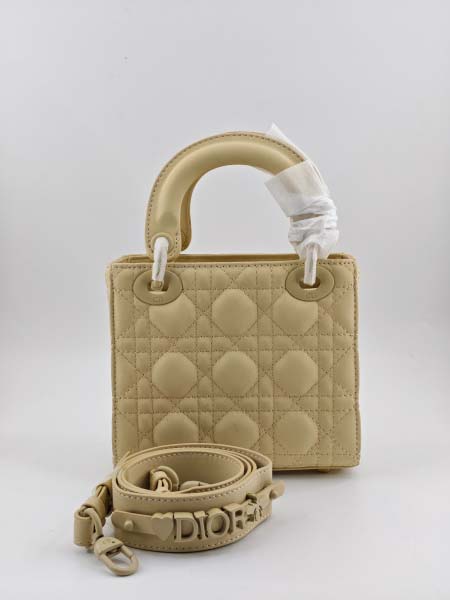 2025年6月5日入荷新作17CMx15CMx7CM  Lady Dior お安い/人気/革/バッグ/SY工場