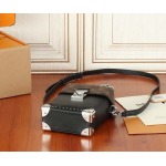 2025年6月26日入荷Louis Vuitton バッグLV Vibe Camera BoCMx Monogram S-lock :M12362:12.5CMx17.6CMx6CM 高品質人気の新作/誕生日プレゼント/SQ工場