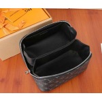 2025年6月26日入荷Louis Vuitton バッグToiletry Bag 2 Compartments Monogram Eclipse :M11508:24CMx13CMx13CM 高品質人気の新作/誕生日プレゼント/SQ工場