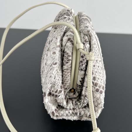 2025年7月7日入荷新作Bottega Veneta 576227  22x13x5  極品/正規品同様/人気/革/バッグ/AJ工場