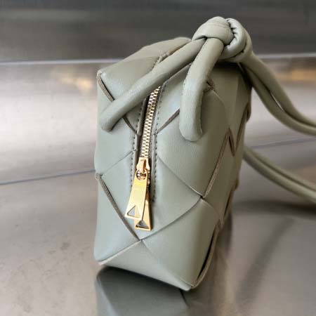 2025年7月7日入荷新作 Bottega Veneta  701915 Cassette  14x14x7  極品/正規品同様/人気/革/バッグ/AJ工場