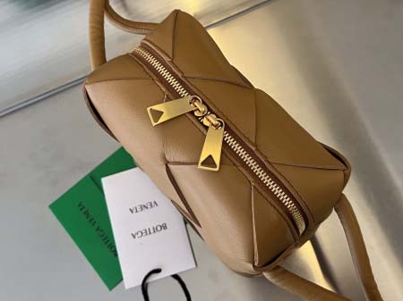 2025年7月7日入荷新作 Bottega Veneta  701915 Cassette  14x14x7  極品/正規品同様/人気/革/バッグ/AJ工場