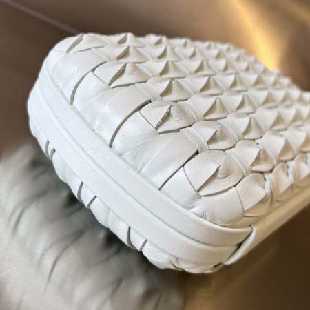 2025年7月7日入荷新作  Bottega Veneta Knot 717622  knotLogo  20x12x5.5   極品/正規品同様/人気/革/バッグ/AJ工場