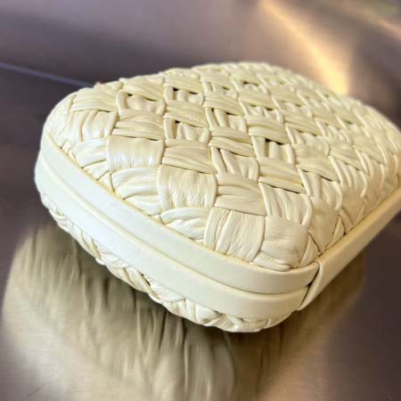 2025年7月7日入荷新作  Bottega Veneta Knot 717622  knotLogo  19x11.5x5   極品/正規品同様/人気/革/バッグ/AJ工場