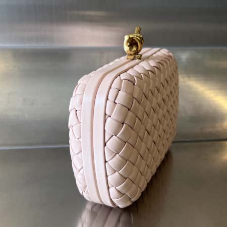 2025年7月7日入荷新作  Bottega Veneta Knot 717622  knotLogo  20x12x5.5   極品/正規品同様/人気/革/バッグ/AJ工場