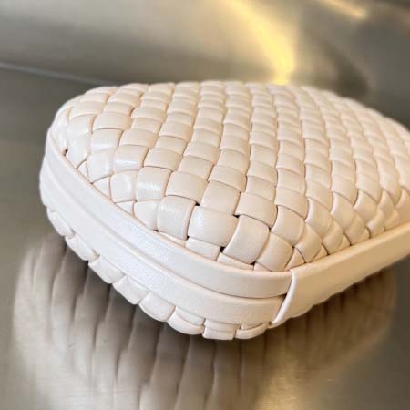 2025年7月7日入荷新作  Bottega Veneta Knot 717622  knotLogo  20x12x5.5   極品/正規品同様/人気/革/バッグ/AJ工場