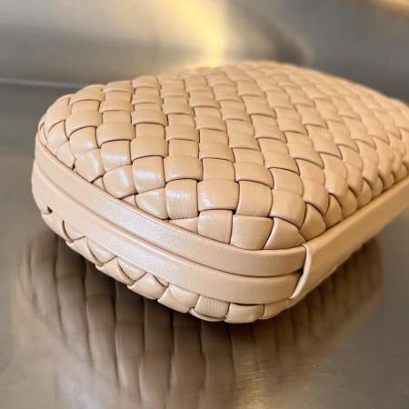 2025年7月7日入荷新作  Bottega Veneta Knot 717622  knotLogo  20x12x5.5   極品/正規品同様/人気/革/バッグ/AJ工場