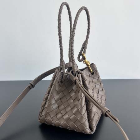 2025年7月7日入荷新作  Bottega Venetaintrecciato  mini   Bottega Veneta  knot   796569 Size21X17X16.5cm  極品/正規品同様/人気/革/バッグ/AJ工場