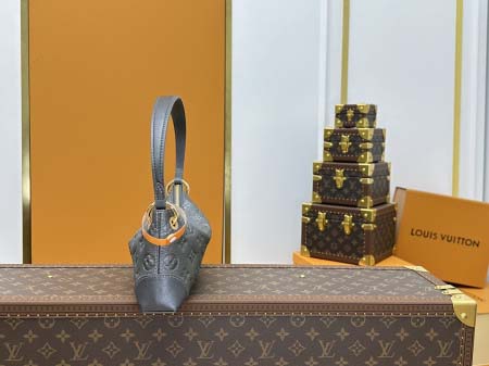 2025年7月10日入荷新作M12174  Pochette Svres  LV    Monogram Empreinte  LV  Monogram  25x13x5極品/正規品同様/人気/革/バッグルイヴィトン/CX工場