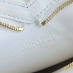 2025年7月7日入荷新作Bottega Veneta Solstice 796380   22x18x2  極品/正規品同様/人気/革/バッグ/AJ工場