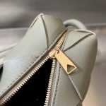 2025年7月7日入荷新作 Bottega Veneta  701915 Cassette  14x14x7  極品/正規品同様/人気/革/バッグ/AJ工場