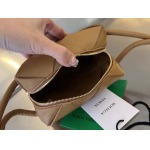 2025年7月7日入荷新作 Bottega Veneta  701915 Cassette  14x14x7  極品/正規品同様/人気/革/バッグ/AJ工場