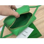 2025年7月7日入荷新作 Bottega Veneta  701915 Cassette  14x14x7  極品/正規品同様/人気/革/バッグ/AJ工場