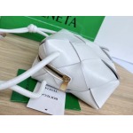 2025年7月7日入荷新作 Bottega Veneta  701915 Cassette  14x14x7  極品/正規品同様/人気/革/バッグ/AJ工場