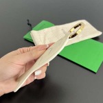 2025年7月7日入荷新作 Bottega Veneta 806109  15x2  極品/正規品同様/人気/革/バッグ/AJ工場