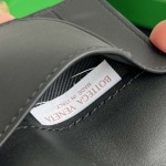 2025年7月7日入荷新作  Bottega Veneta 817398   13.3x9.5 極品/正規品同様/人気/革/バッグ/AJ工場