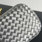 2025年7月7日入荷新作 Bottega Veneta Knot  717622  knot Logo  20x12x5.5 極品/正規品同様/人気/革/バッグ/AJ工場