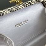 2025年7月7日入荷新作 Bottega Veneta Knot  717622  knot Logo  20x12x5.5 極品/正規品同様/人気/革/バッグ/AJ工場