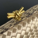 2025年7月7日入荷新作 Bottega Veneta Knot  717622  knot Logo  20x12x5.5 極品/正規品同様/人気/革/バッグ/AJ工場