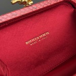 2025年7月7日入荷新作 Bottega Veneta Knot  717622  knot Logo  20x12x5.5 極品/正規品同様/人気/革/バッグ/AJ工場