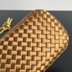 2025年7月7日入荷新作 Bottega Veneta Knot  717622  knot Logo  20x12x5.5 極品/正規品同様/人気/革/バッグ/AJ工場