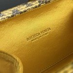 2025年7月7日入荷新作 Bottega Veneta Knot  717622  knot Logo  20x12x5.5 極品/正規品同様/人気/革/バッグ/AJ工場