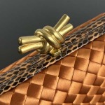 2025年7月7日入荷新作 Bottega Veneta Knot  717622  knot Logo  20x12x5.5 極品/正規品同様/人気/革/バッグ/AJ工場