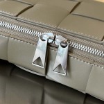 2025年7月7日入荷新作  730027  Bottega Veneta  20x15x5   極品/正規品同様/人気/革/バッグ/AJ工場