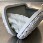 2025年7月7日入荷新作  Bottega Veneta Knot 717622  knotLogo  19x11.5x5   極品/正規品同様/人気/革/バッグ/AJ工場