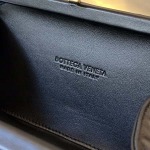 2025年7月7日入荷新作  Bottega Veneta Knot 717622  knotLogo  20x12x5.5   極品/正規品同様/人気/革/バッグ/AJ工場