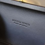 2025年7月7日入荷新作  Bottega Veneta Knot 717622  knotLogo  20x12x5.5   極品/正規品同様/人気/革/バッグ/AJ工場