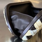 2025年7月7日入荷新作  Bottega Veneta Knot 717622  knotLogo  20x12x5.5   極品/正規品同様/人気/革/バッグ/AJ工場