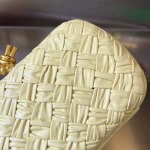 2025年7月7日入荷新作  Bottega Veneta Knot 717622  knotLogo  19x11.5x5   極品/正規品同様/人気/革/バッグ/AJ工場