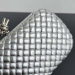 2025年7月7日入荷新作  Bottega Veneta Knot 717622  knotLogo  20x12x5.5   極品/正規品同様/人気/革/バッグ/AJ工場