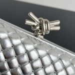 2025年7月7日入荷新作  Bottega Veneta Knot 717622  knotLogo  20x12x5.5   極品/正規品同様/人気/革/バッグ/AJ工場