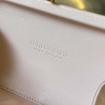 2025年7月7日入荷新作  Bottega Veneta Knot 717622  knotLogo  20x12x5.5   極品/正規品同様/人気/革/バッグ/AJ工場