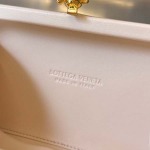 2025年7月7日入荷新作  Bottega Veneta Knot 717622  knotLogo  20x12x5.5   極品/正規品同様/人気/革/バッグ/AJ工場