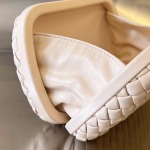 2025年7月7日入荷新作  Bottega Veneta Knot 717622  knotLogo  20x12x5.5   極品/正規品同様/人気/革/バッグ/AJ工場