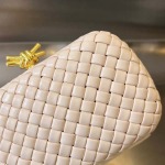 2025年7月7日入荷新作  Bottega Veneta Knot 717622  knotLogo  20x12x5.5   極品/正規品同様/人気/革/バッグ/AJ工場