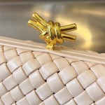 2025年7月7日入荷新作  Bottega Veneta Knot 717622  knotLogo  20x12x5.5   極品/正規品同様/人気/革/バッグ/AJ工場