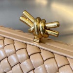 2025年7月7日入荷新作  Bottega Veneta Knot 717622  knotLogo  20x12x5.5   極品/正規品同様/人気/革/バッグ/AJ工場