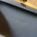 2025年7月7日入荷新作  Bottega Veneta Knot 717622  knotLogo  20x12x5.5   極品/正規品同様/人気/革/バッグ/AJ工場