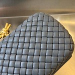 2025年7月7日入荷新作  Bottega Veneta Knot 717622  knotLogo  20x12x5.5   極品/正規品同様/人気/革/バッグ/AJ工場