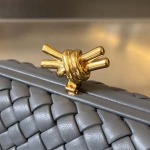 2025年7月7日入荷新作  Bottega Veneta Knot 717622  knotLogo  20x12x5.5   極品/正規品同様/人気/革/バッグ/AJ工場