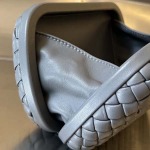 2025年7月7日入荷新作  Bottega Veneta Knot 717622  knotLogo  20x12x5.5   極品/正規品同様/人気/革/バッグ/AJ工場