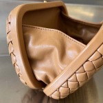 2025年7月7日入荷新作  Bottega Veneta Knot 717622  knotLogo  20x12x5.5   極品/正規品同様/人気/革/バッグ/AJ工場