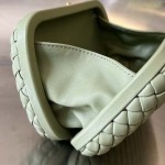 2025年7月7日入荷新作  Bottega Veneta Knot 717622  knotLogo  20x12x5.5   極品/正規品同様/人気/革/バッグ/AJ工場