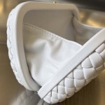 2025年7月7日入荷新作  Bottega Veneta Knot 717622  knotLogo  20x12x5.5   極品/正規品同様/人気/革/バッグ/AJ工場