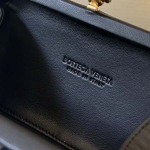 2025年7月7日入荷新作  Bottega Veneta Knot 717622  knotLogo  20x12x5.5   極品/正規品同様/人気/革/バッグ/AJ工場